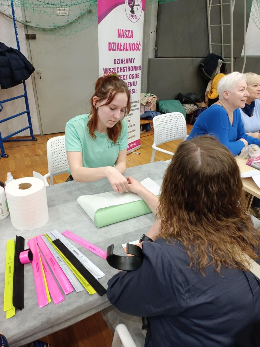 Widok na uczennicę wykonującą masaż dłoni.