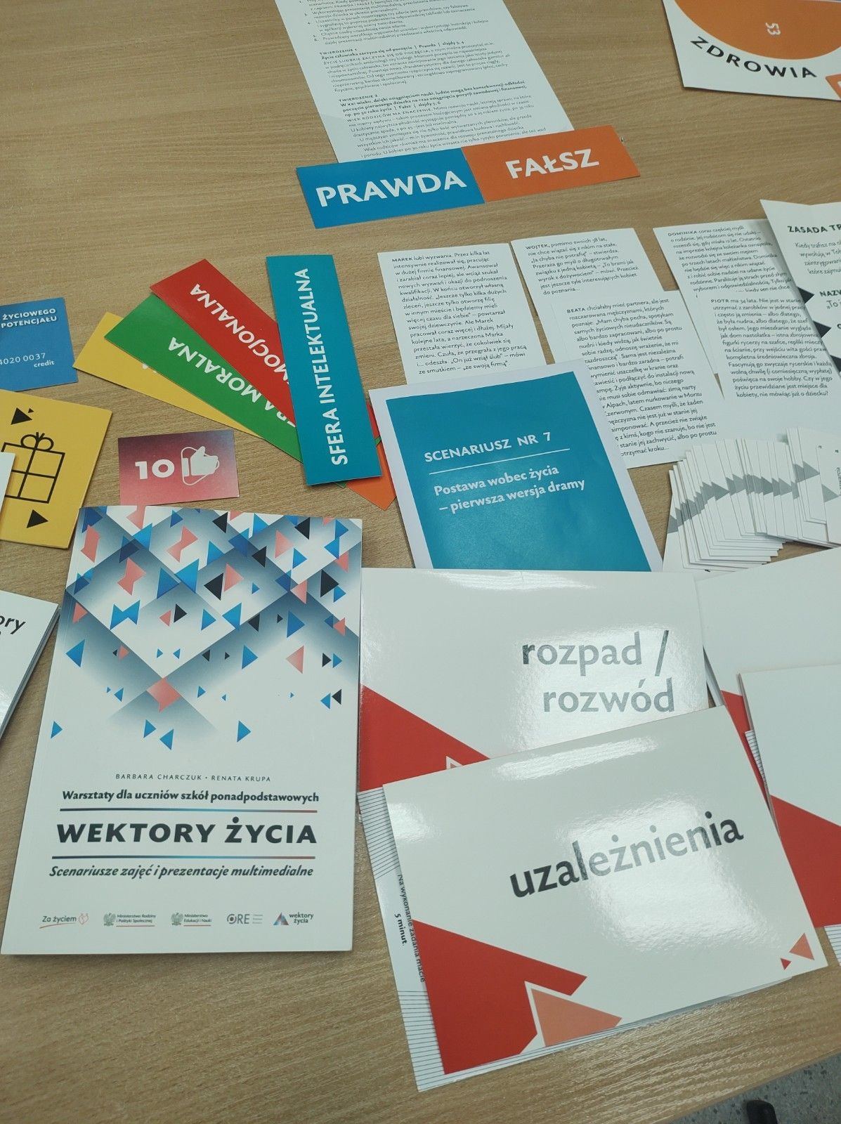 Widok na dokumenty i ulotki na stole.