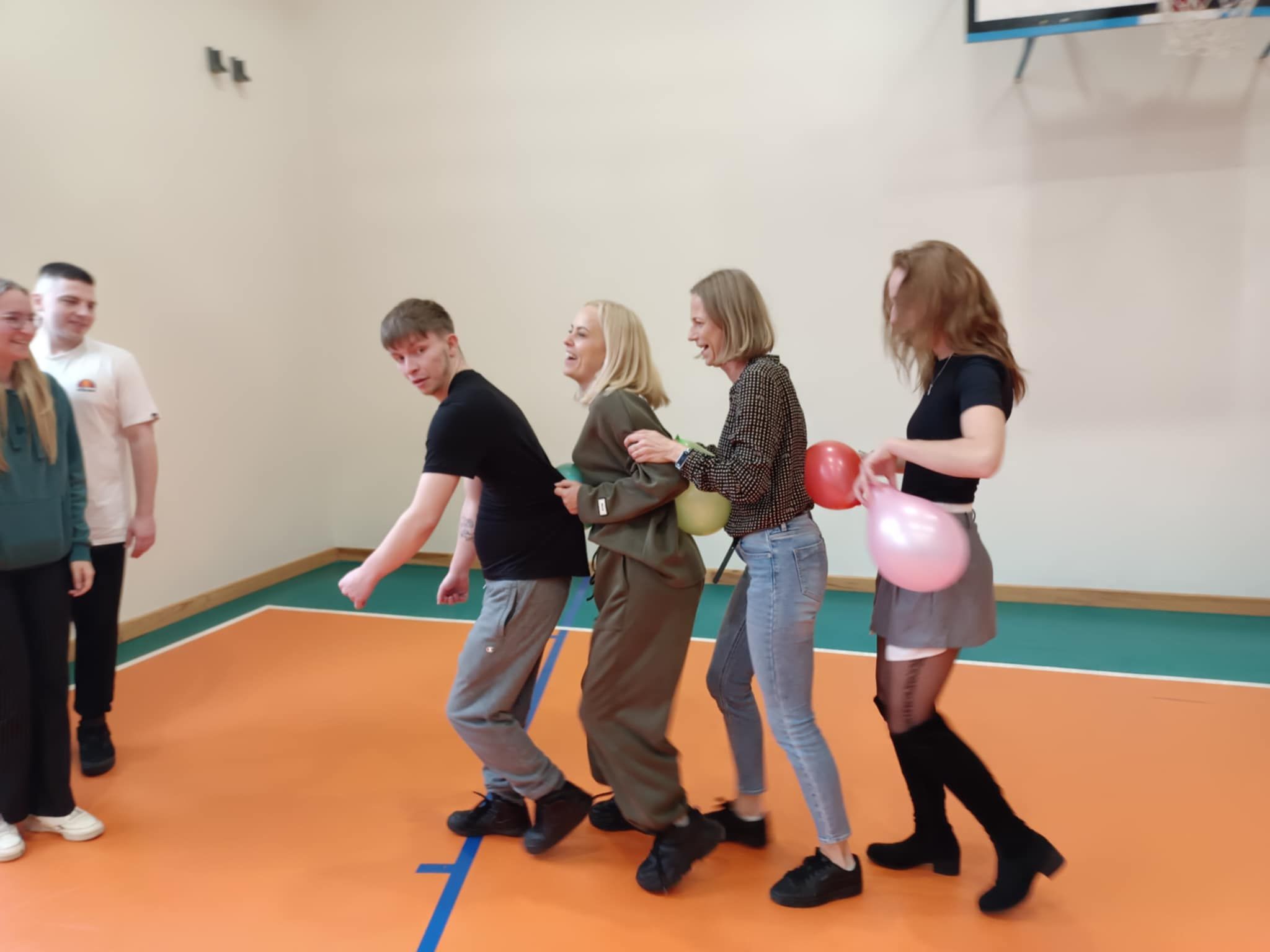 Zdjęcie słuchaczy podczas zabawy z balonami.