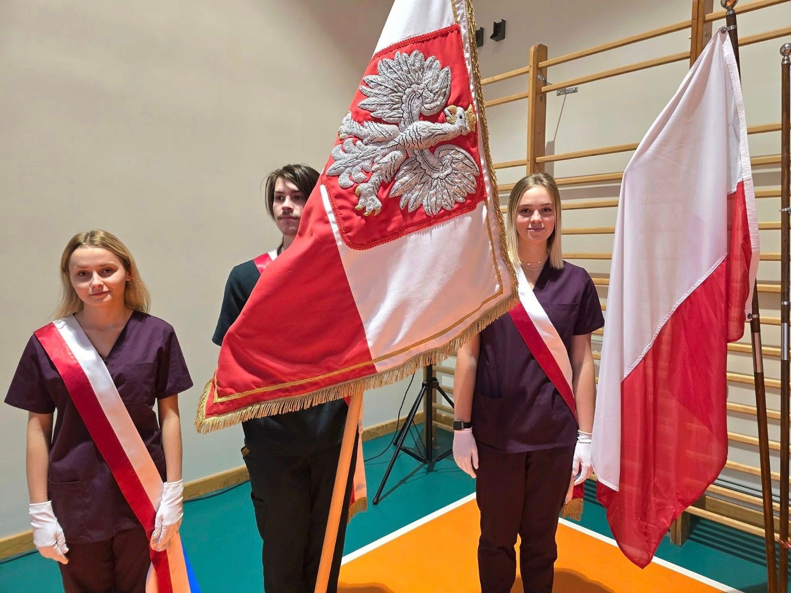 Uczniowie z sztandarem szkolnym - poczet sztandarowy.