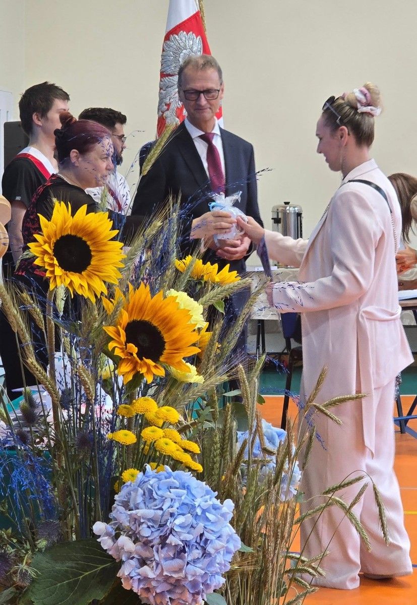 Zdjęcie Pana Dyrektora wręczającego wyróżniania.