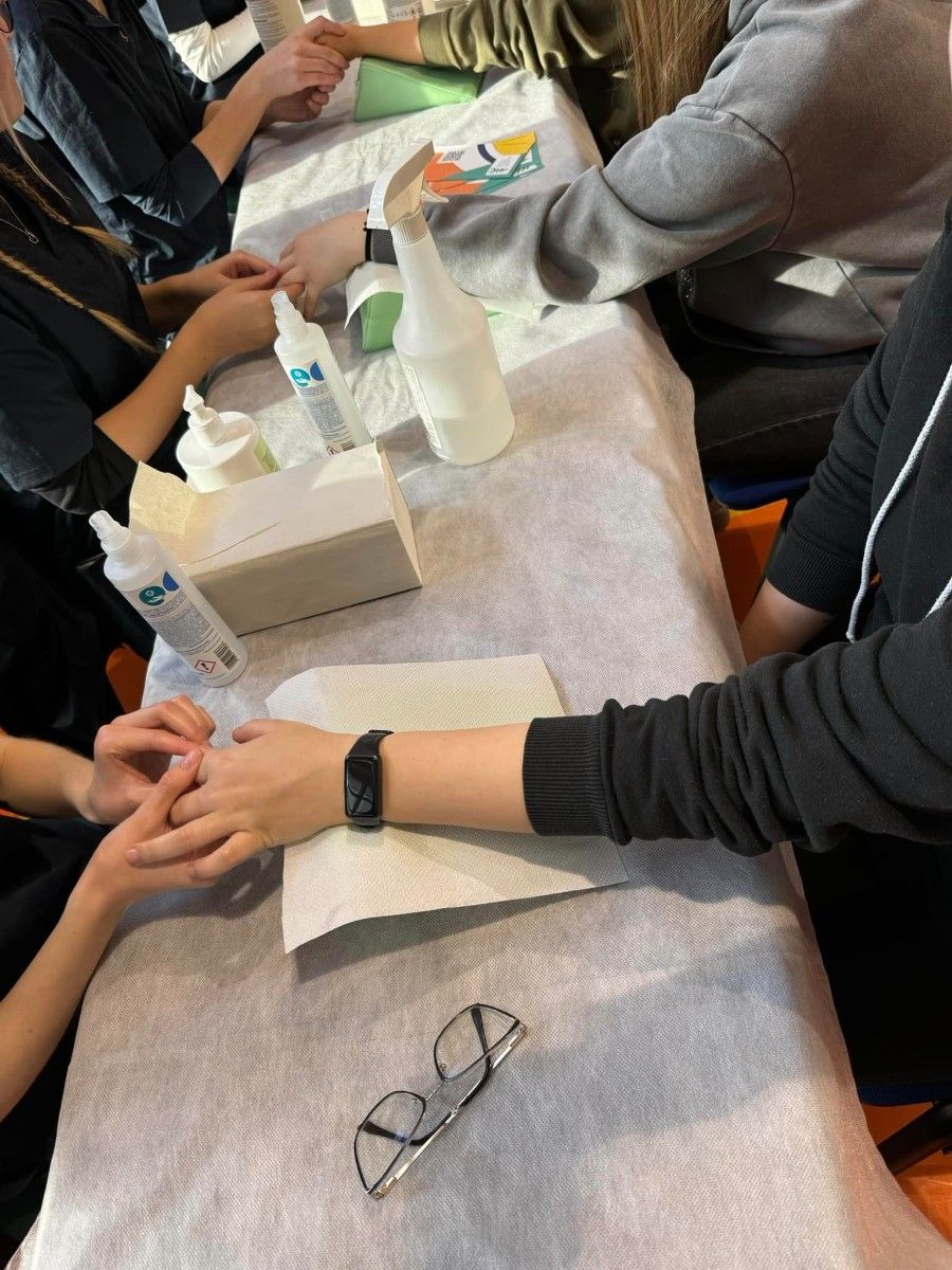 Zbliżenie na zabiegi wykonywane na rękach i dłoniach przez uczniów.