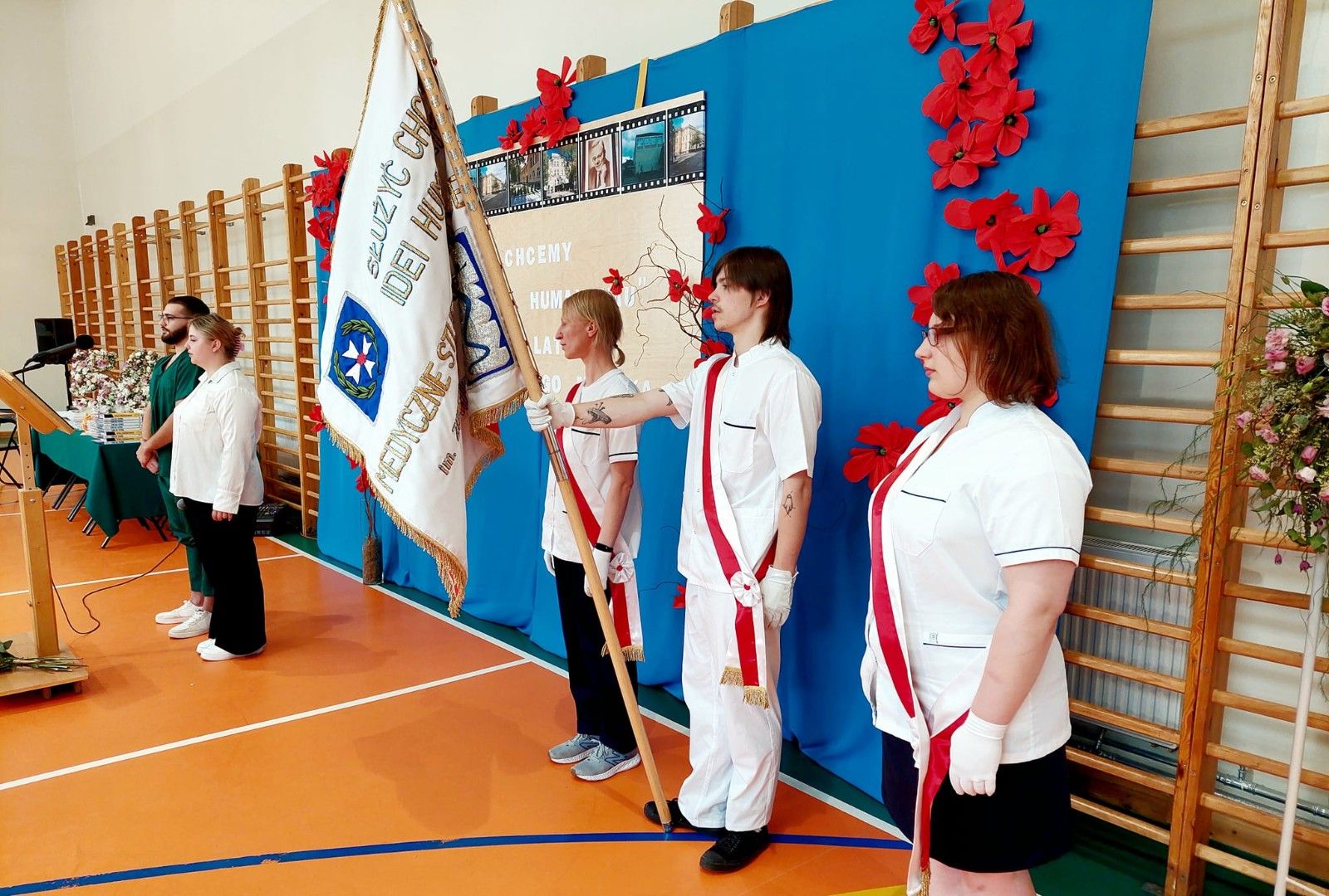 Zdjęcie uczniów z pocztem sztandarowym.