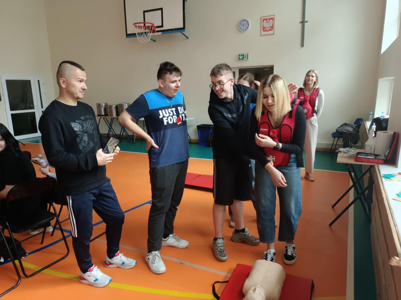 Zdjęcie uczestników ratujących poszkodowanego.