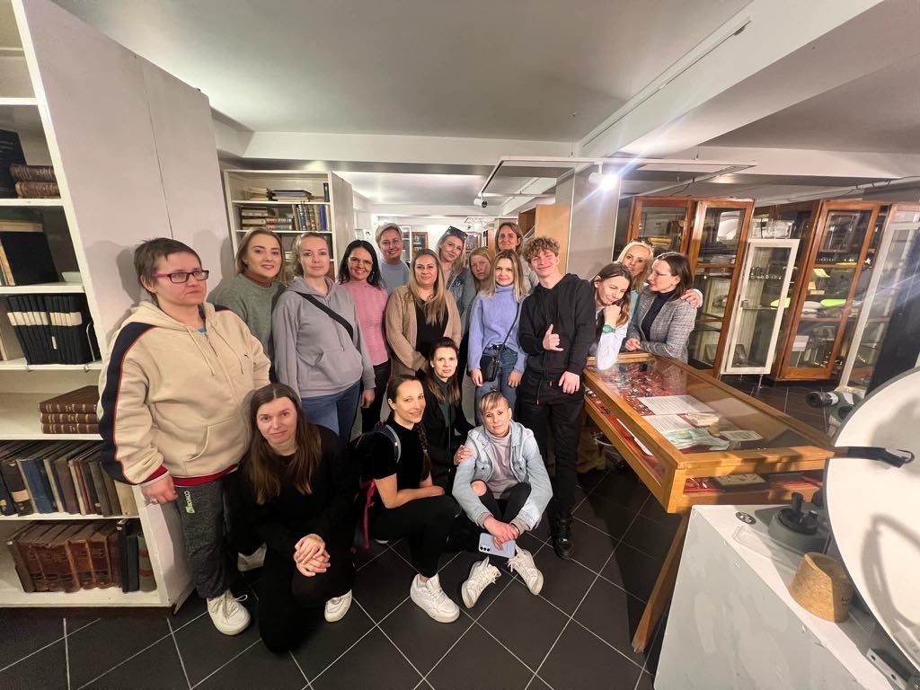 Grupowe zdjęcie uczniów.