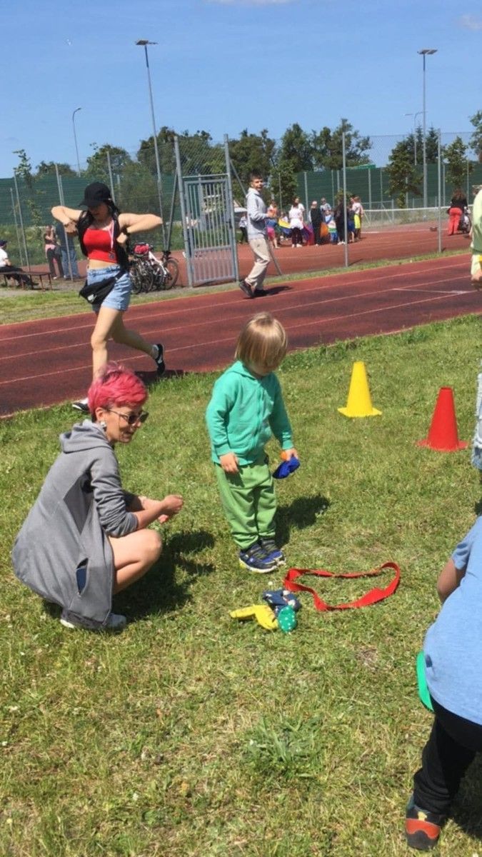 Widok na bawiące się dzieci podczas zabaw integracyjnych.