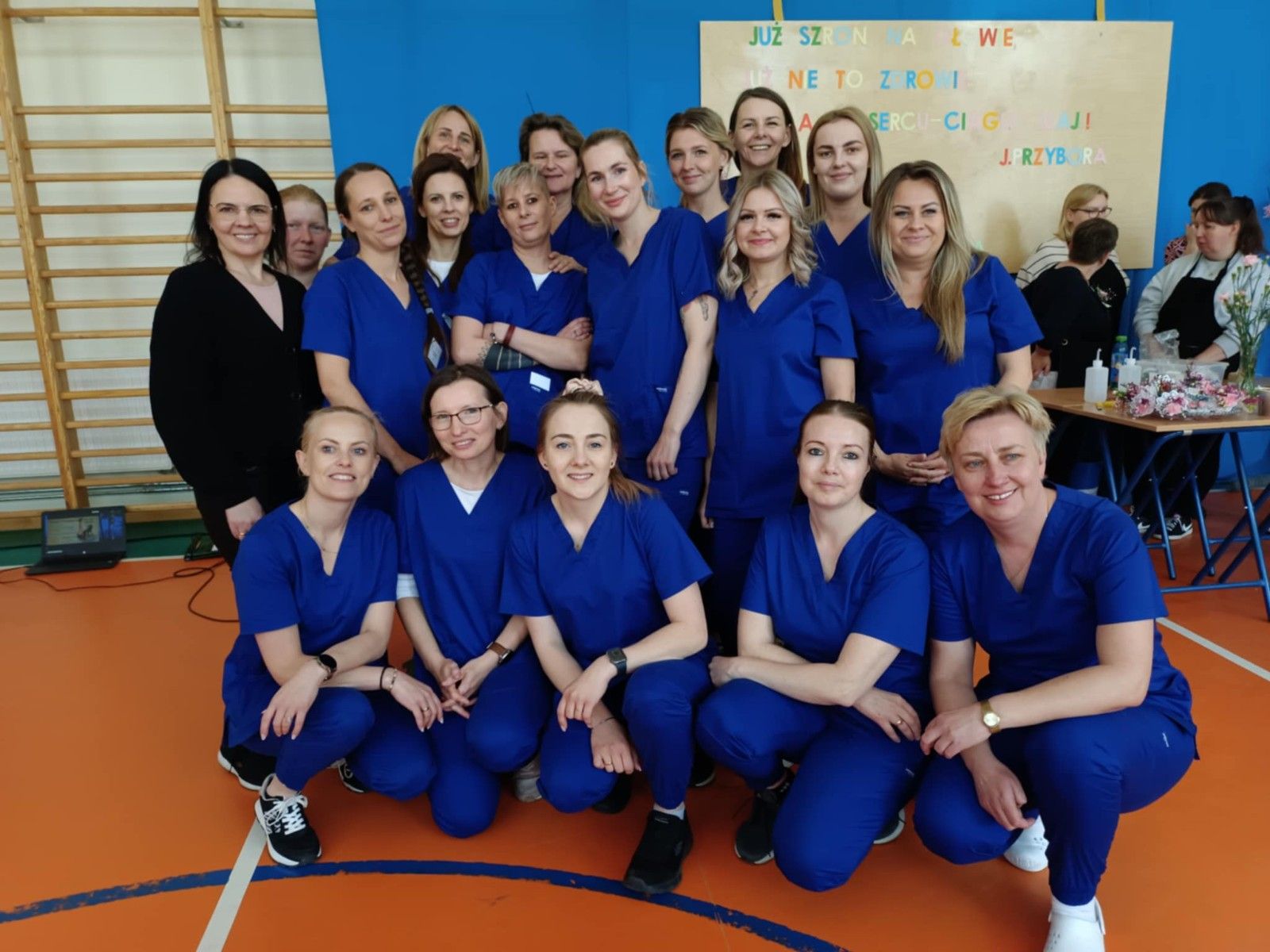 Grupowe zdjęcie uczennic wraz nauczycielką.