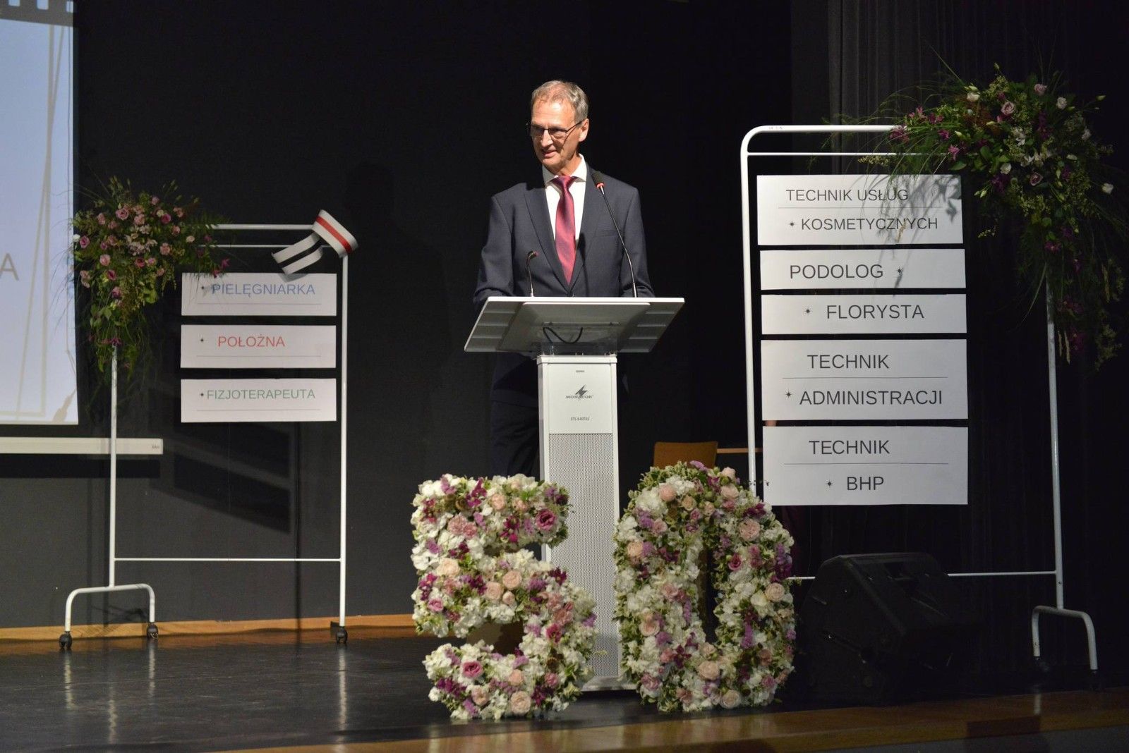 Przemawiający Dyrektor Szkoły na scenie