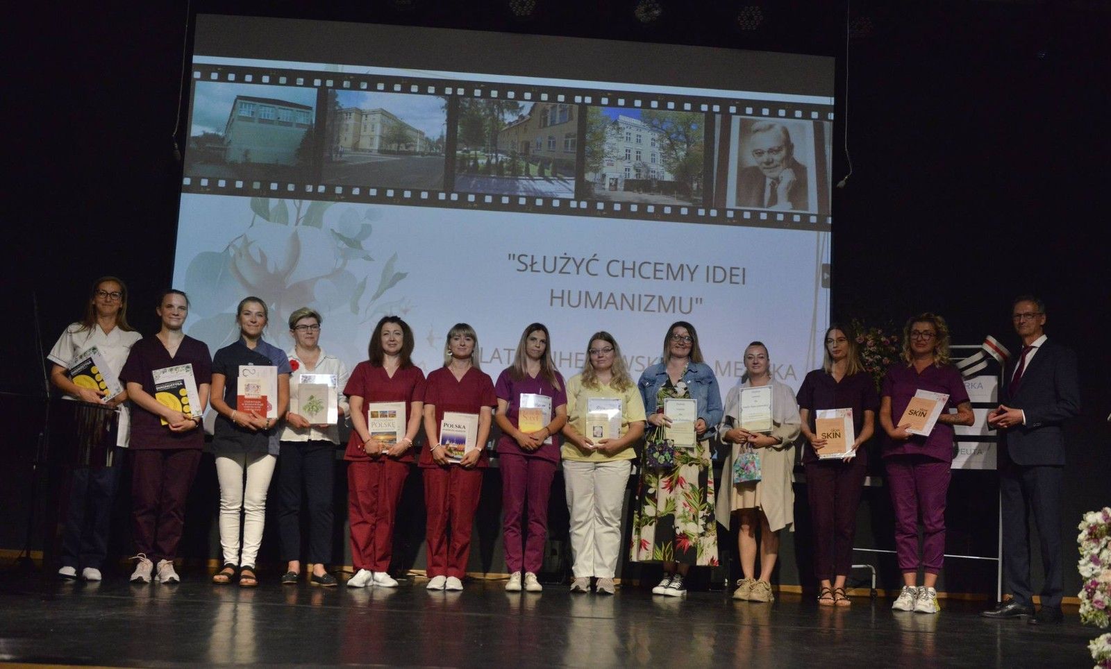 Wyróżnieni  uczniowie na scenie z nagrodami.