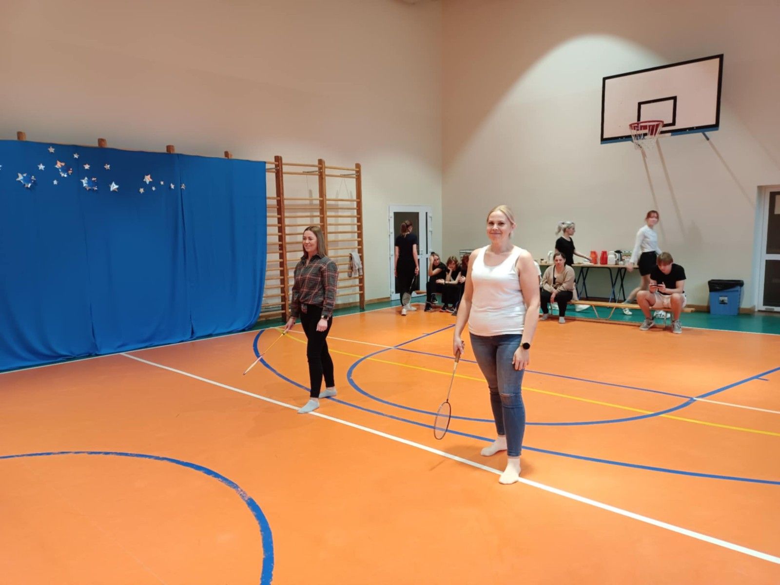 Widok na uczennice grające w badmintona.