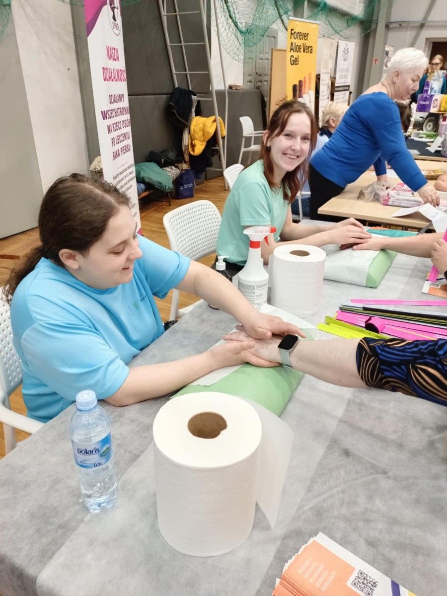 Widok na uczennicę wykonującą masaż dłoni.