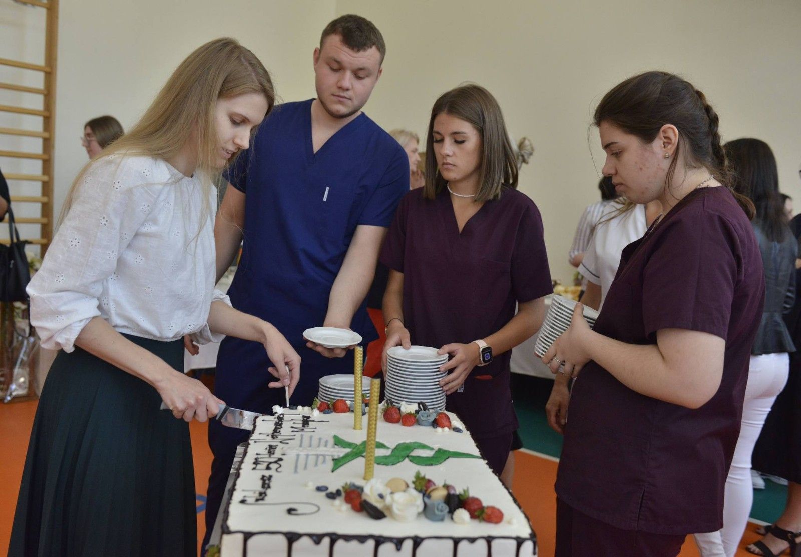 Uczniowie dzielący tort.