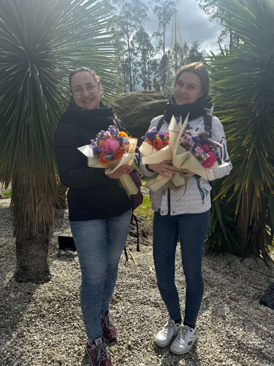 Dziewczyny z bukietami kwiatów.