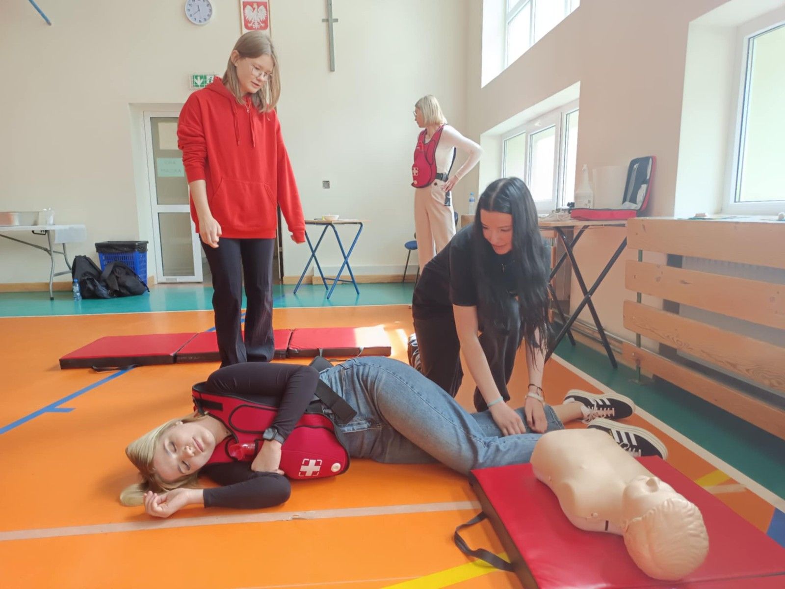 Ukłądanie poszkodowanego w pozycji bocznej ustalonej.