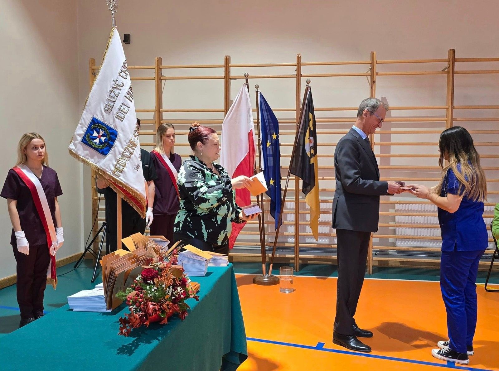 Dyrekcja wręczająca indeksy szkolne.