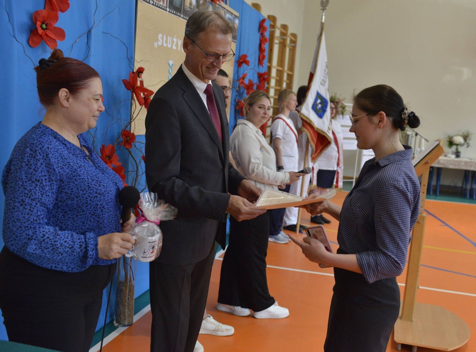 Uczennica odbierająca  świadectwo szkolne.