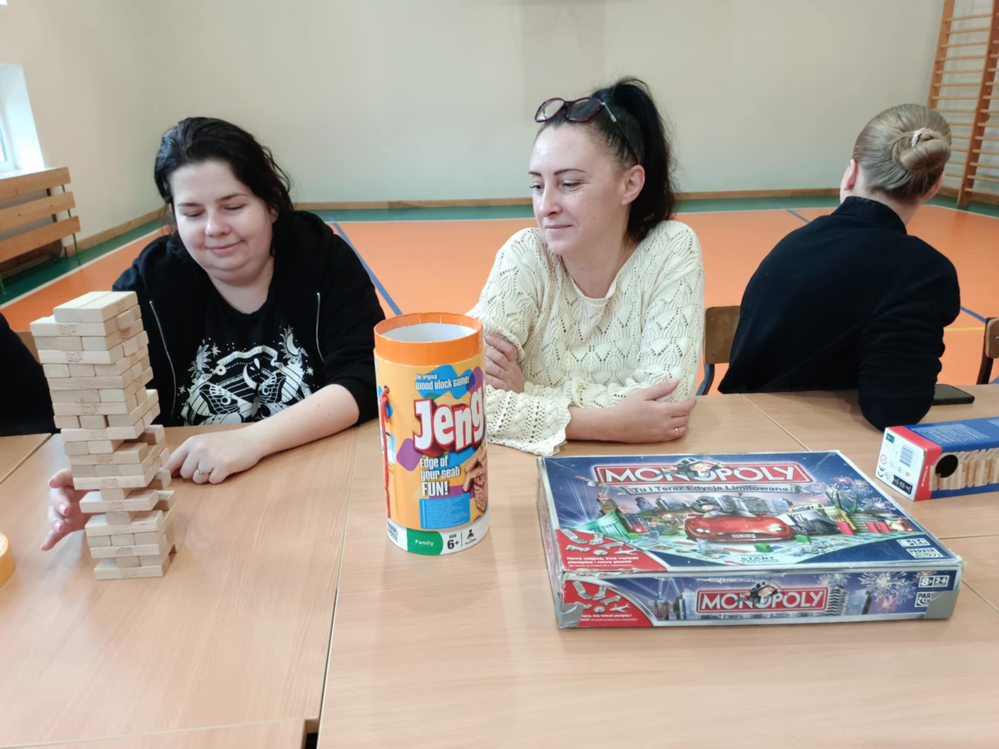 Słuchaczki grające w Jenga i monopol.