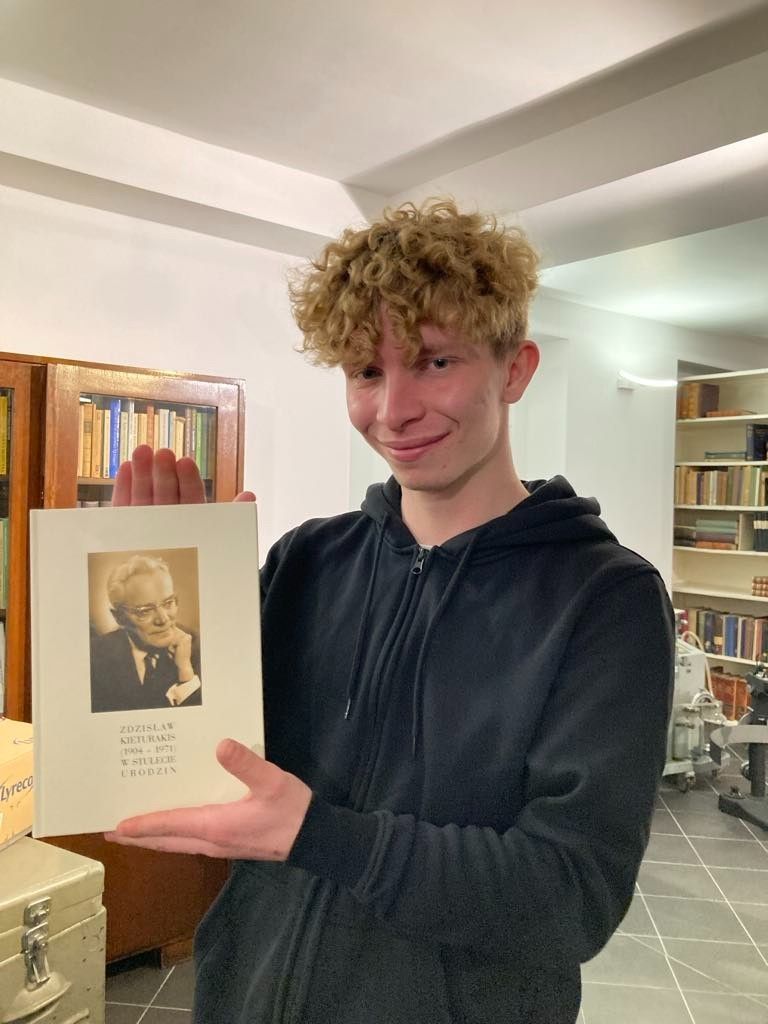 Zdjęcie ucznia trzymającego książkę.