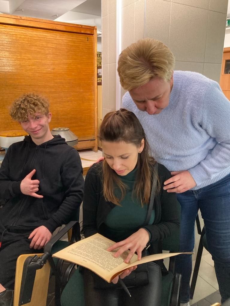 Uczniowie czytający książkę.