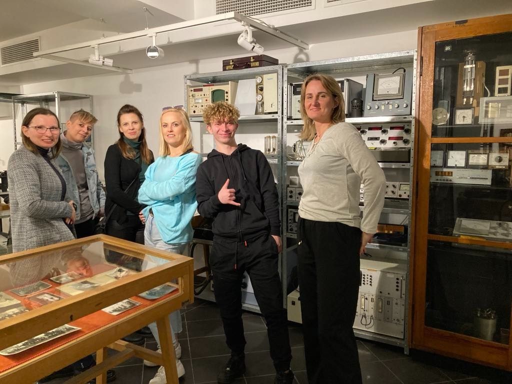 Grupowe zdjęcie uczniów w Muzeum