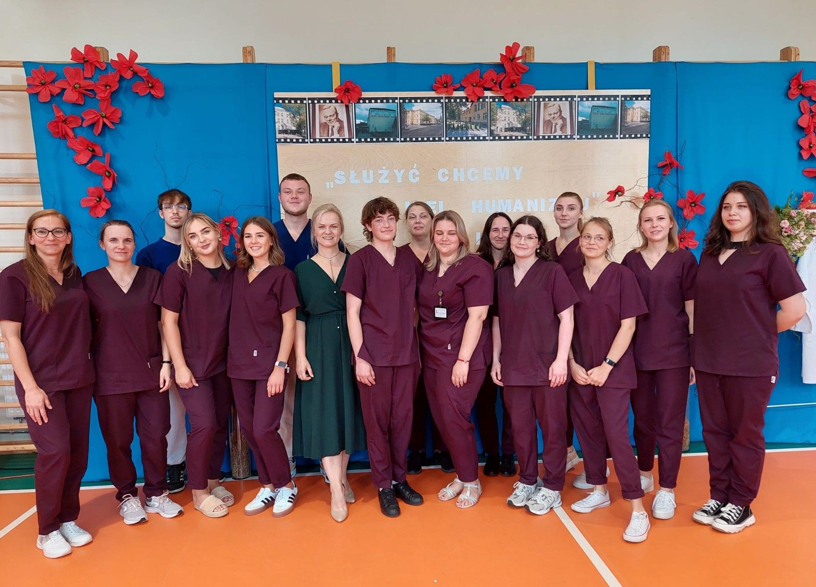 Wspólne zdjęcie uczniów w strojach służbowych.