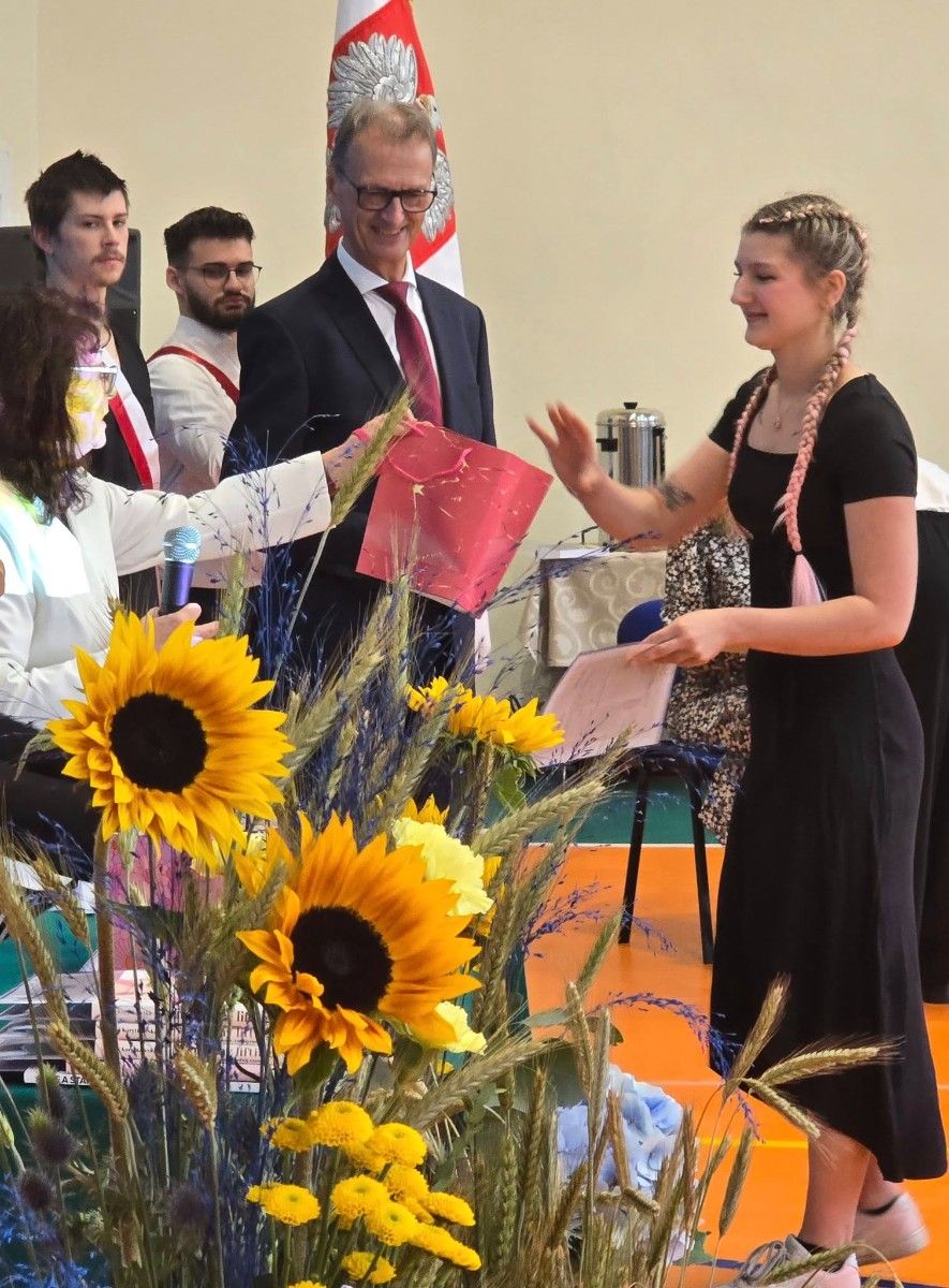 Zdjęcie Pana Dyrektora wręczającego wyróżnienia.