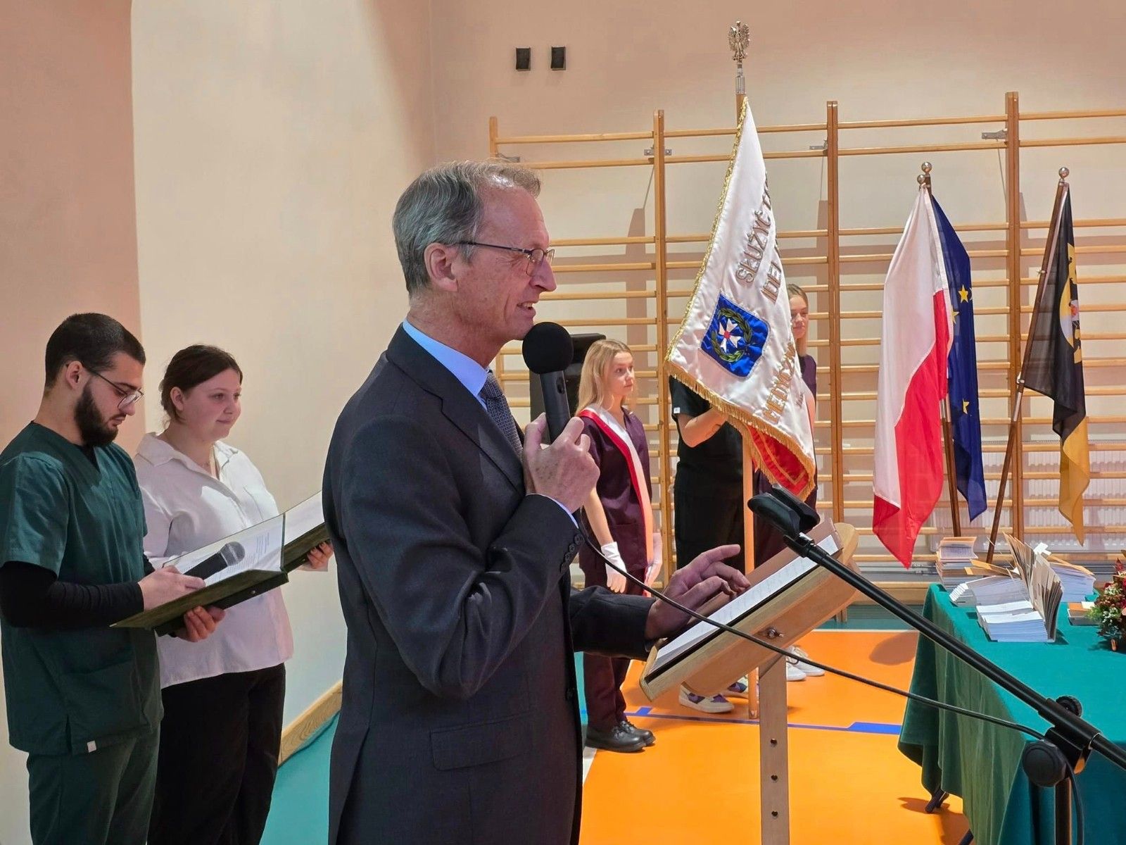 Przemawiający dyrektor szkoły.