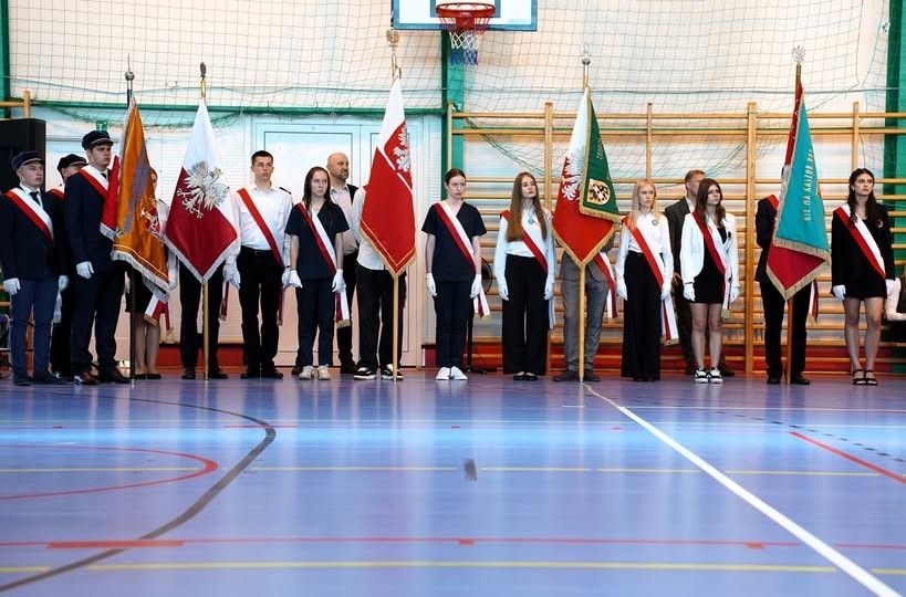 Widok na przybyłe poczty sztandarowe.