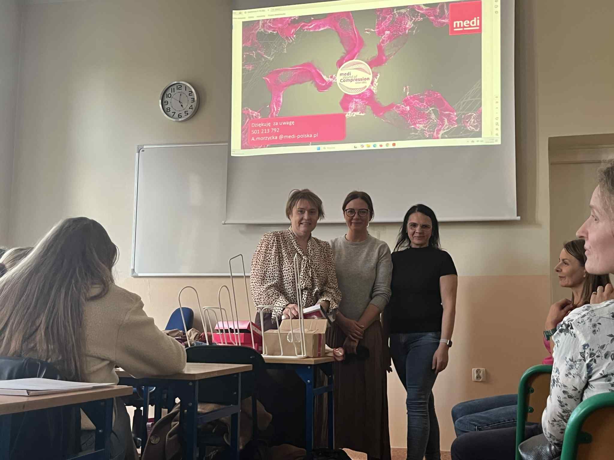 Zdjęcie grupowe słuchaczy i wykładowców podczas prezentacji.