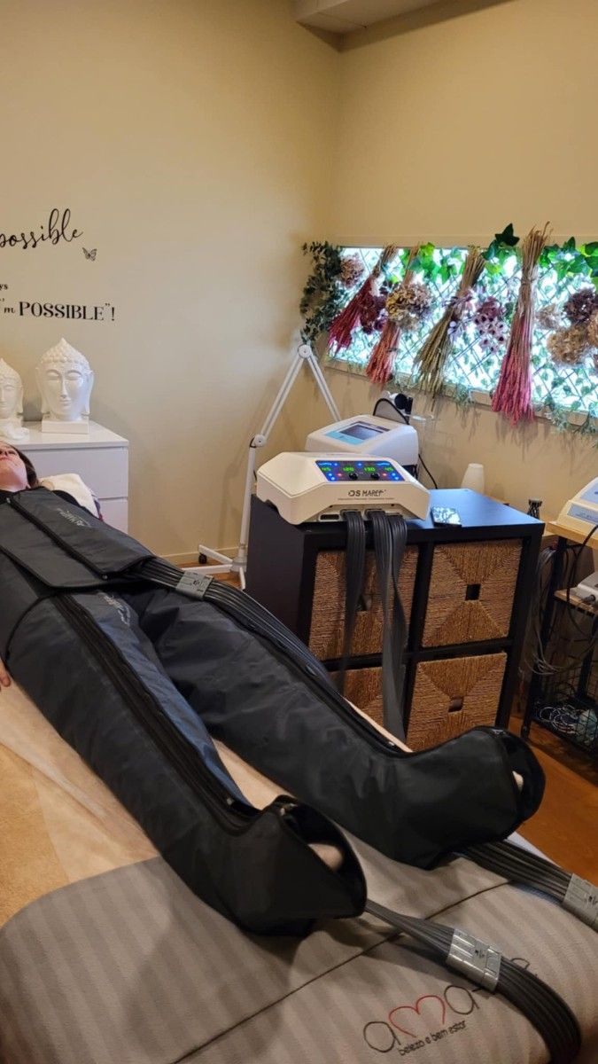 Widok na leżącą osobę podczas zabiegu pielęgnacyjnego.