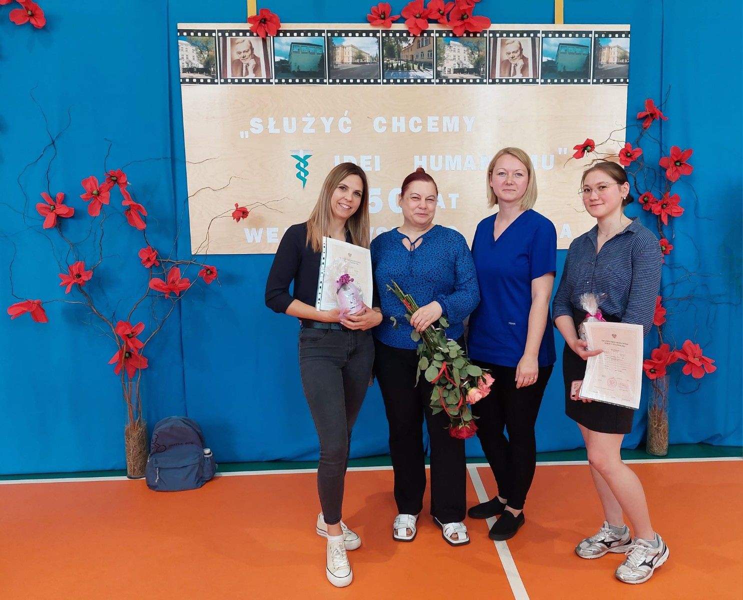 Wspólne zdjęcie uczniów z kwiatami.