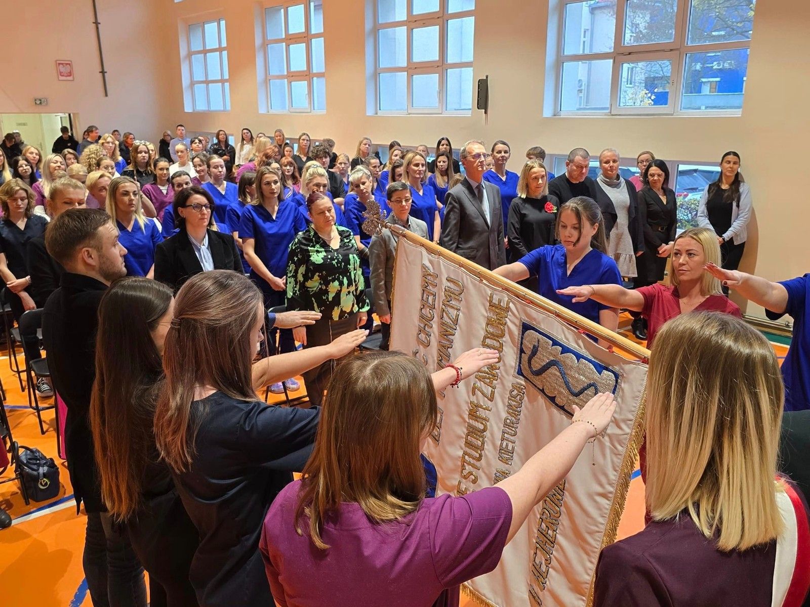 Uczniowie przysięgający na sztandar szkoły 