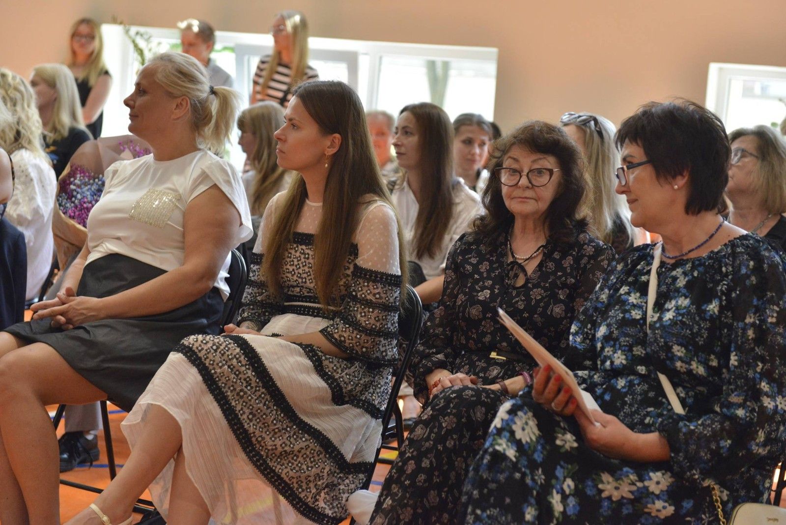 Zdjęcie nauczycieli na hali sportowej.