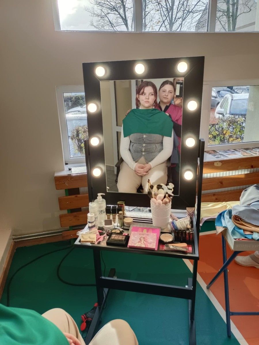 Uczennica wykonująca zabieg kosmetyczny przed lustrem.