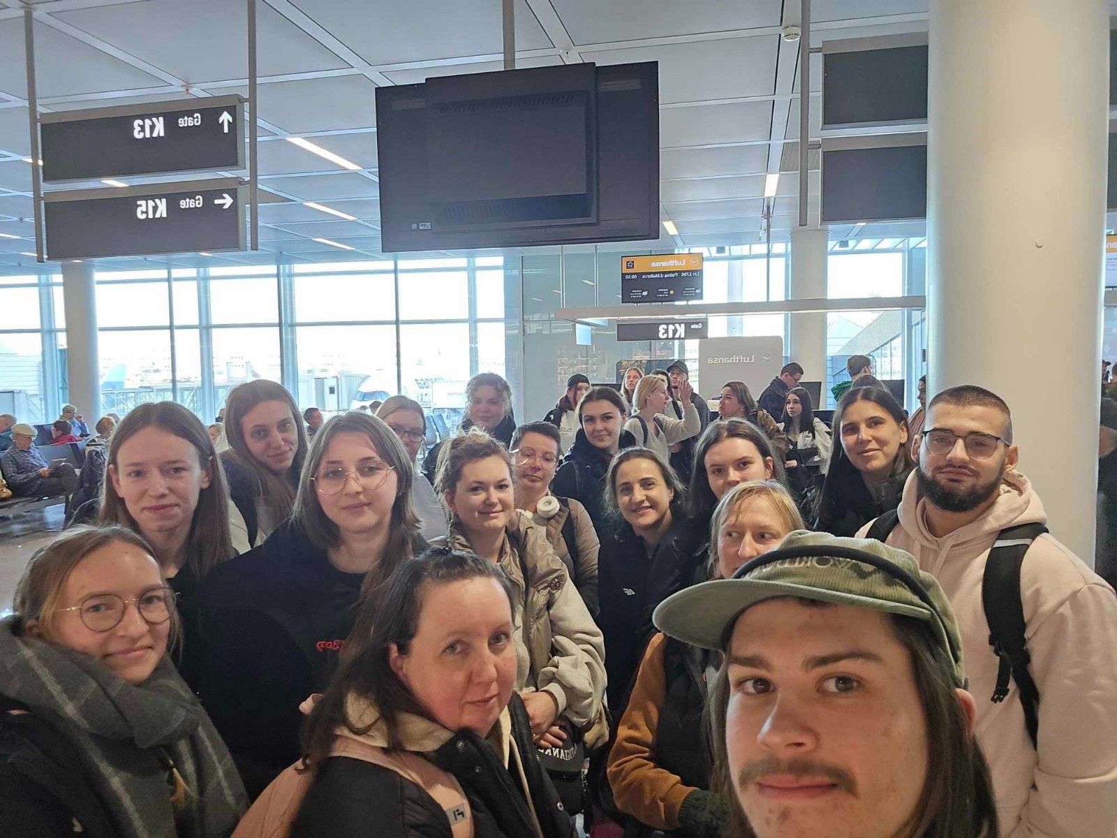 Grupowe zdjęcie na lotnisku.