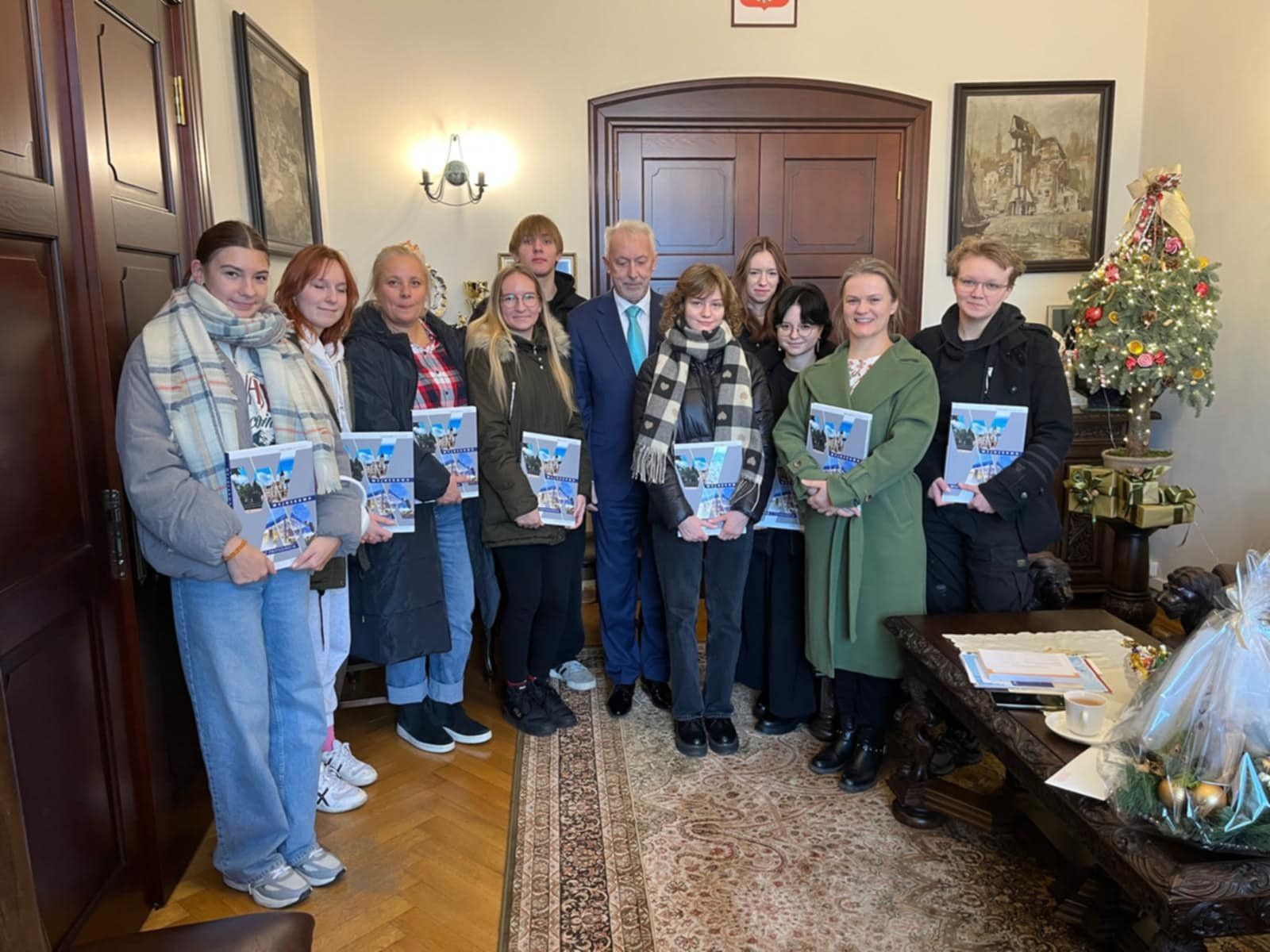 Widok na uczniów wraz z nauczycielem i Prezydentem Wejherowa