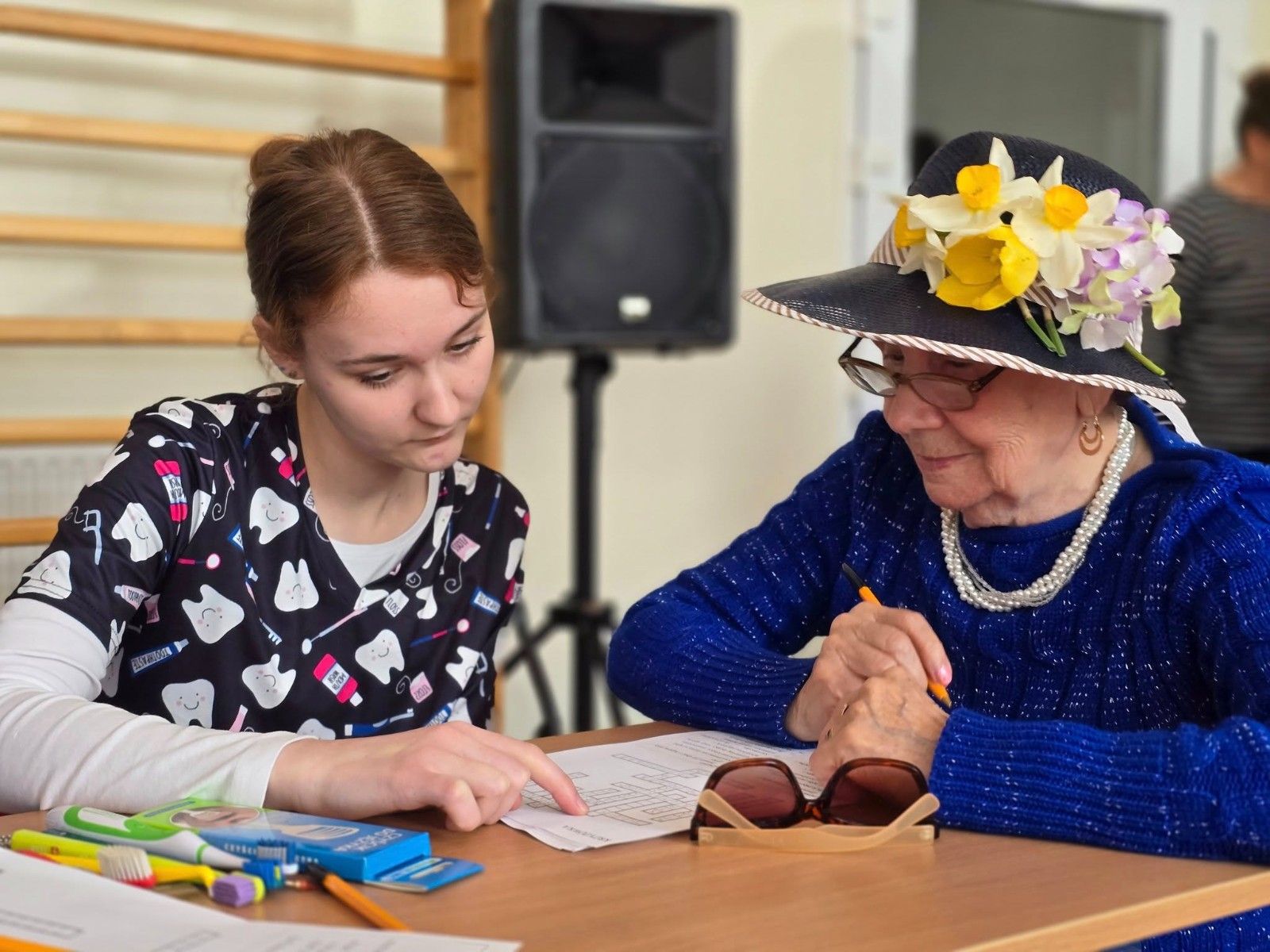 Uczennica wraz z seniorką przy stole.