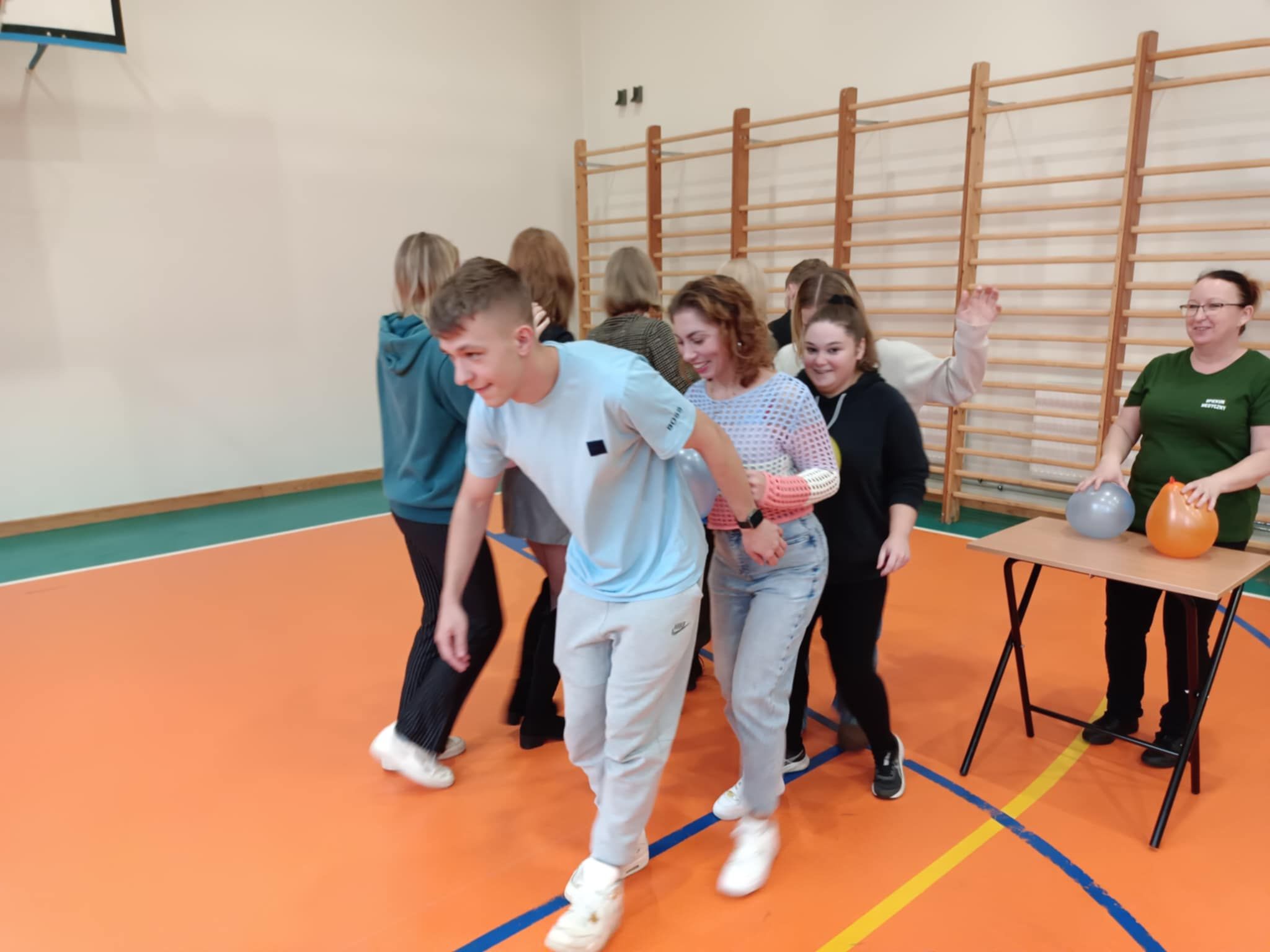 Zdjęcie słuchaczy podczas zabawy z balonami.