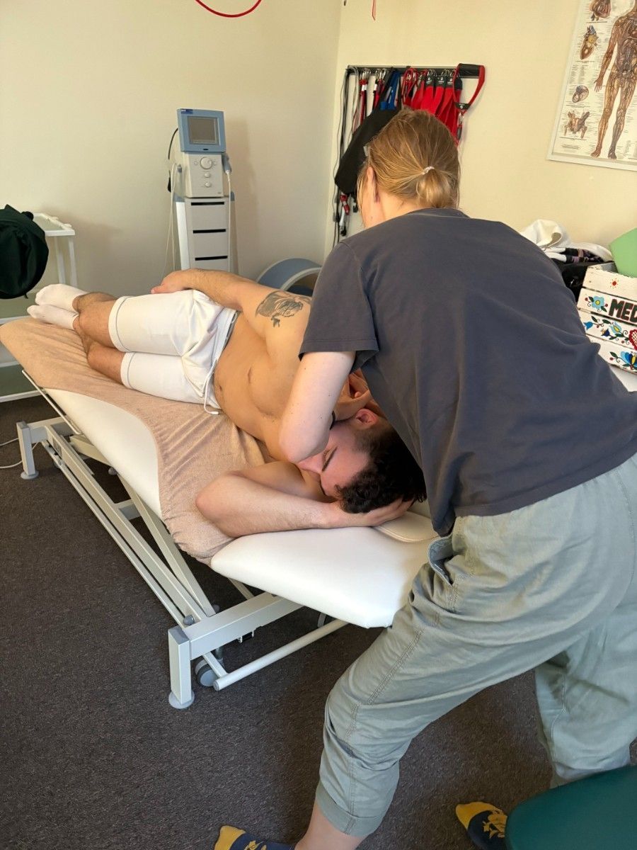 Wykonywanie masażu głowy i karku na specjalnym stole.