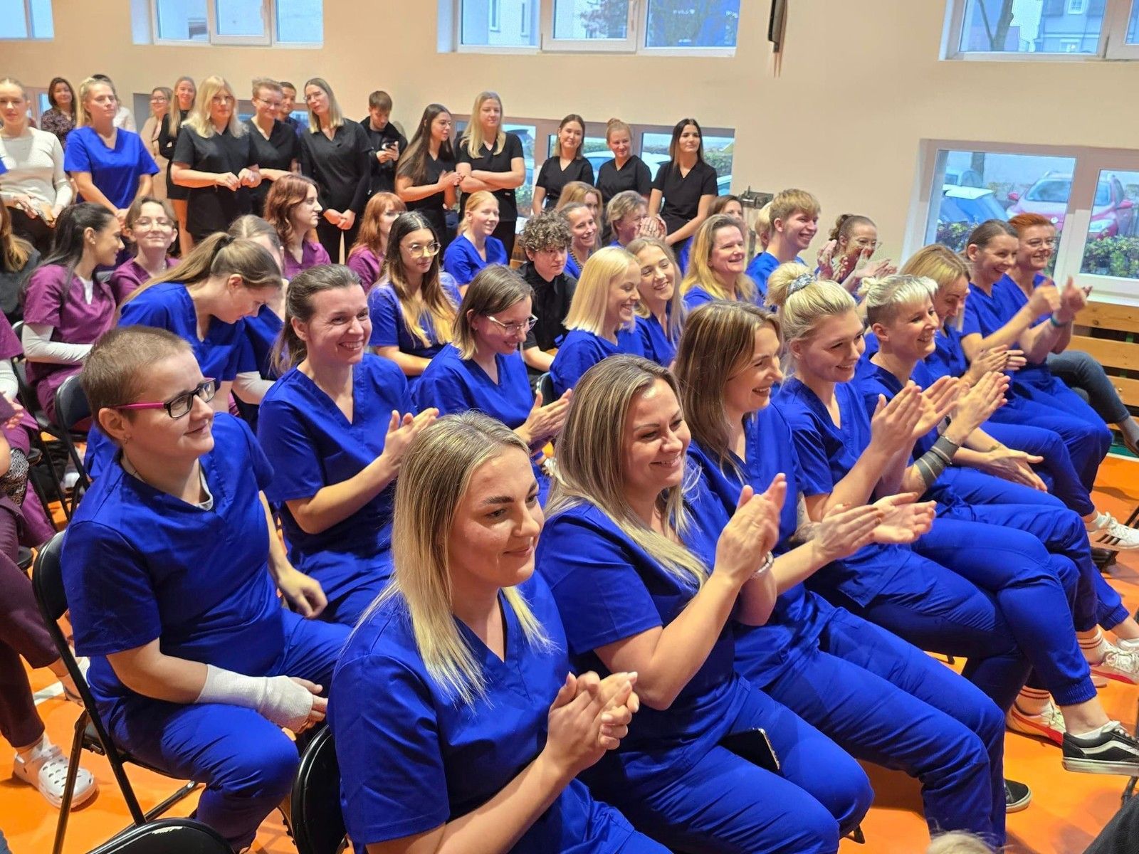 Widok na nowych uczniów szkoły.