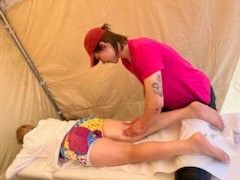 Triathlon STONEMAN uczeń wykonuje masaż nóg uczestnikowi zawodów