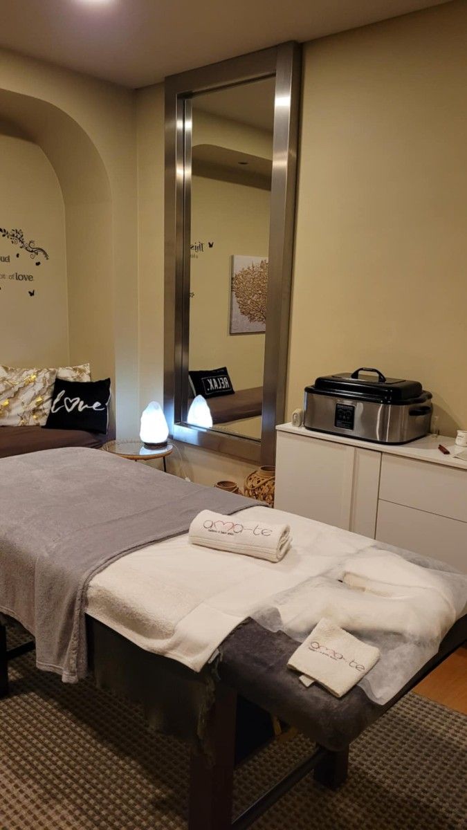 Zdjęcie pomieszczenia z stołem do zabiegów.