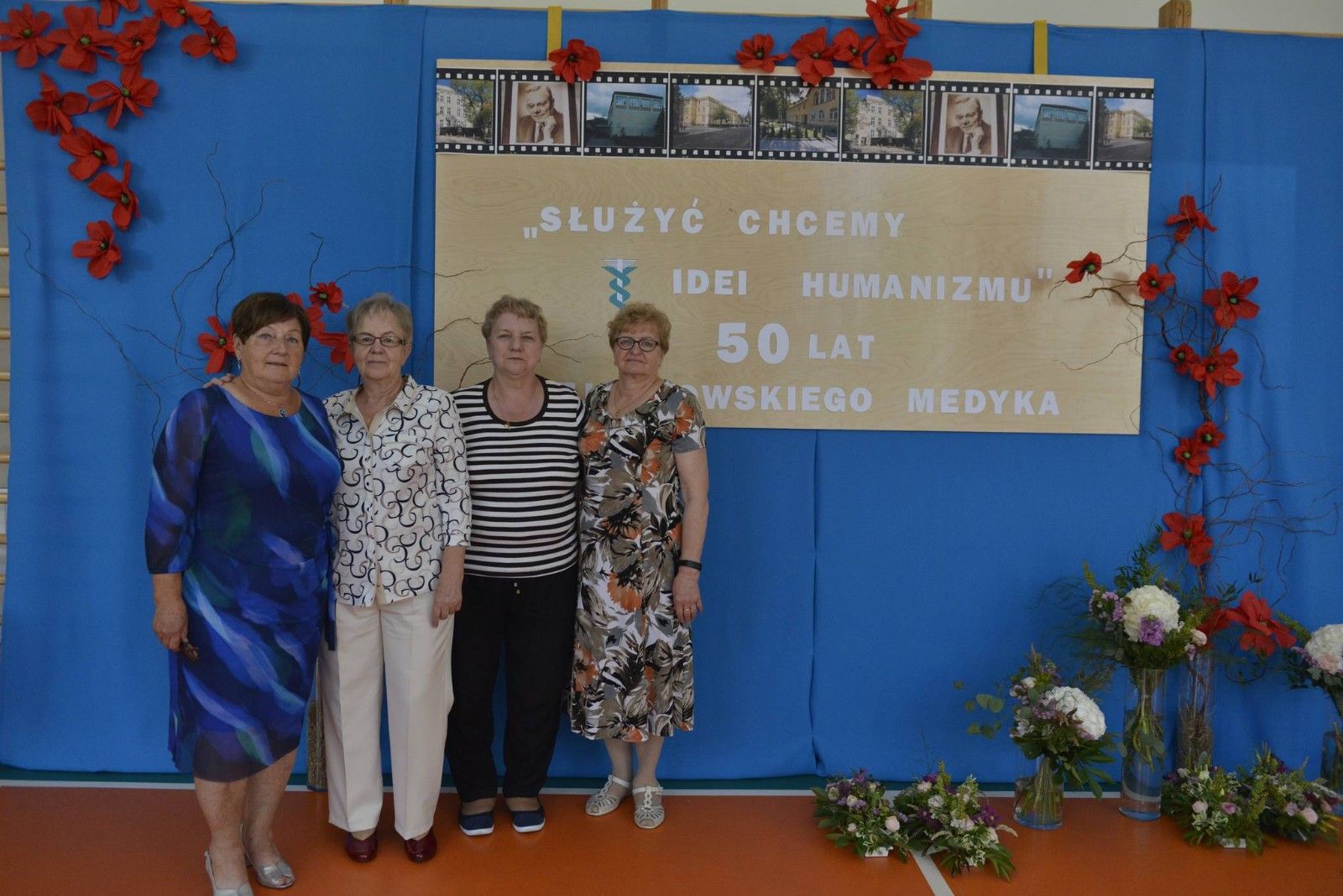 Cztery starsze Panie przy tablicy pamiątkowej.