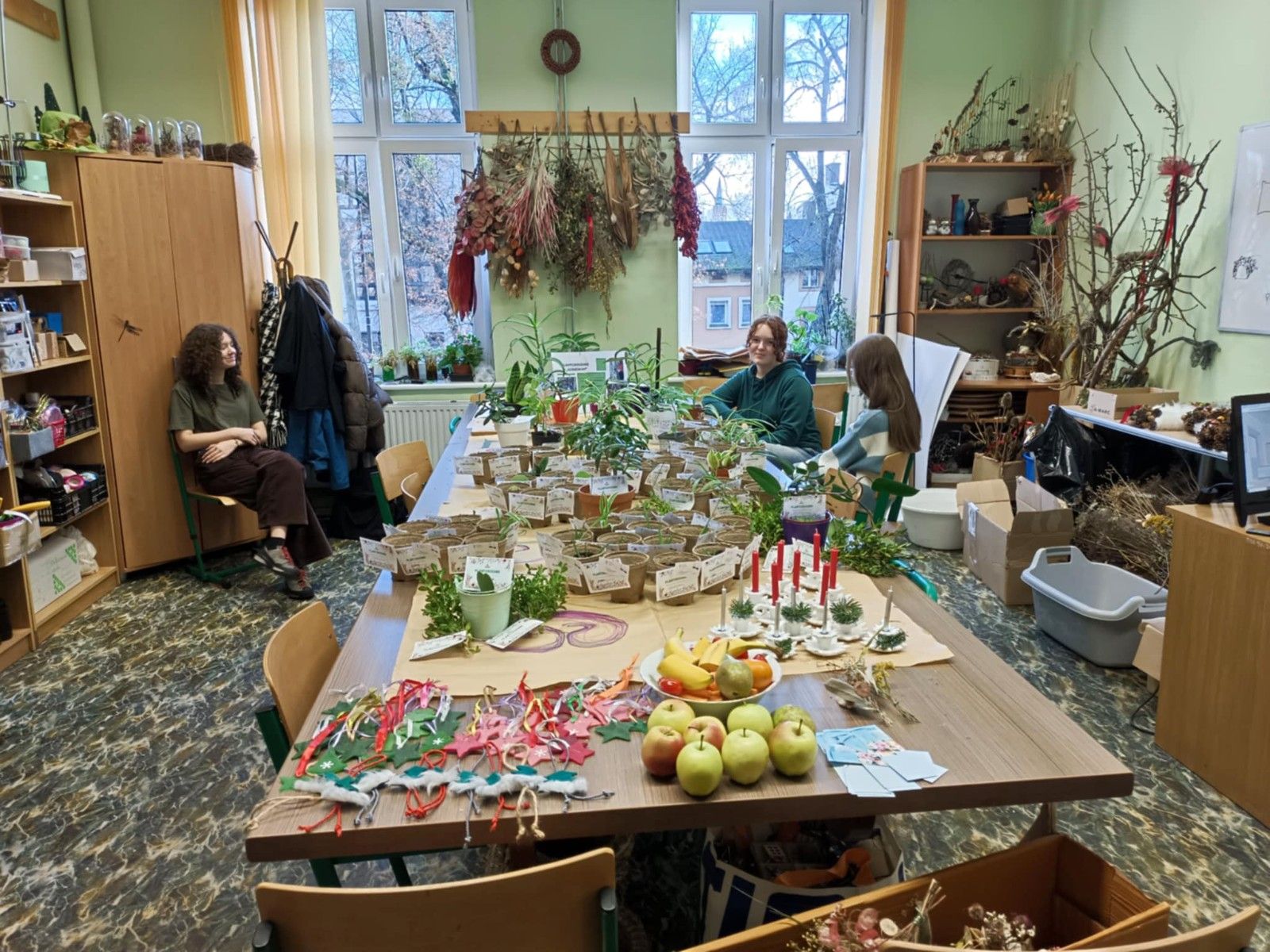 Widok na stół z ozdobami świątecznymi w jednej z pracowni.