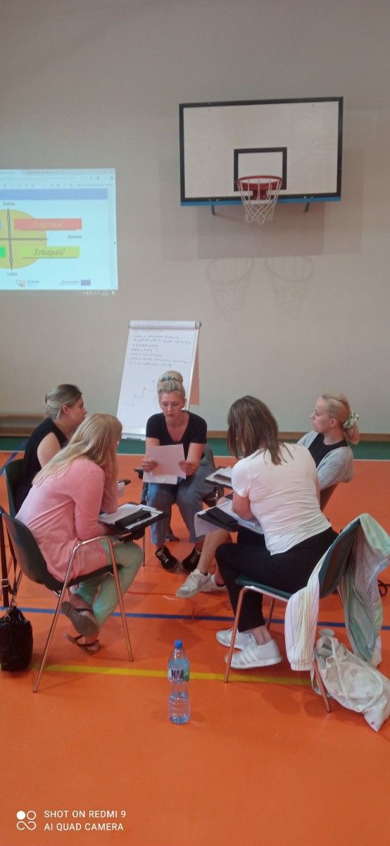 Wspólne zdjęcie uczestników szkolenia. Wykonywanie zdań.