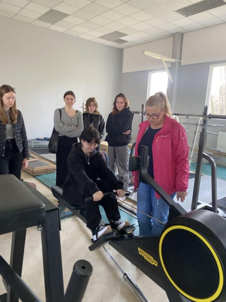 Uczennice testujące urządzenie do ćwiczeń - wiosła. 