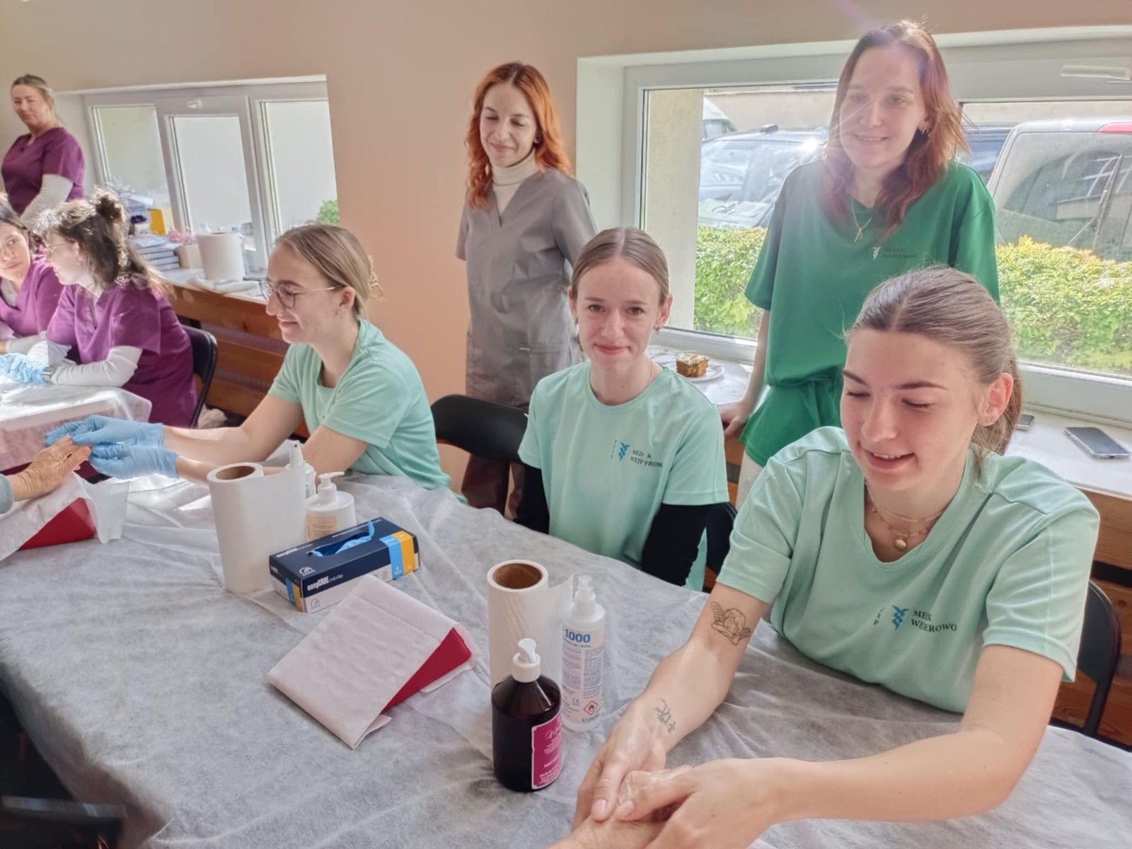 Uczennice wykonujące zabiegi pielęgnacyjne dłoni.