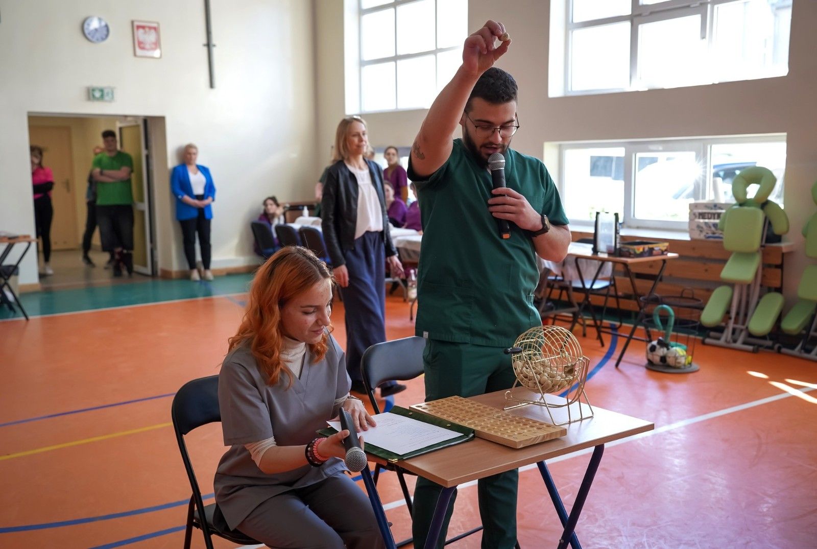 Widok na prowadzących grę w bingo.