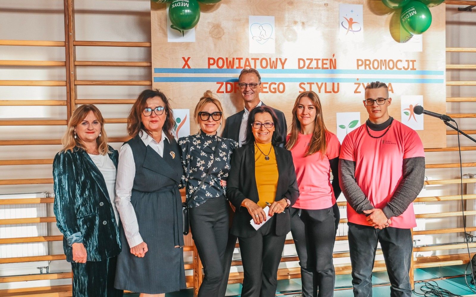 Zdjęcie grupowe gości honorowych wraz zuczniami.