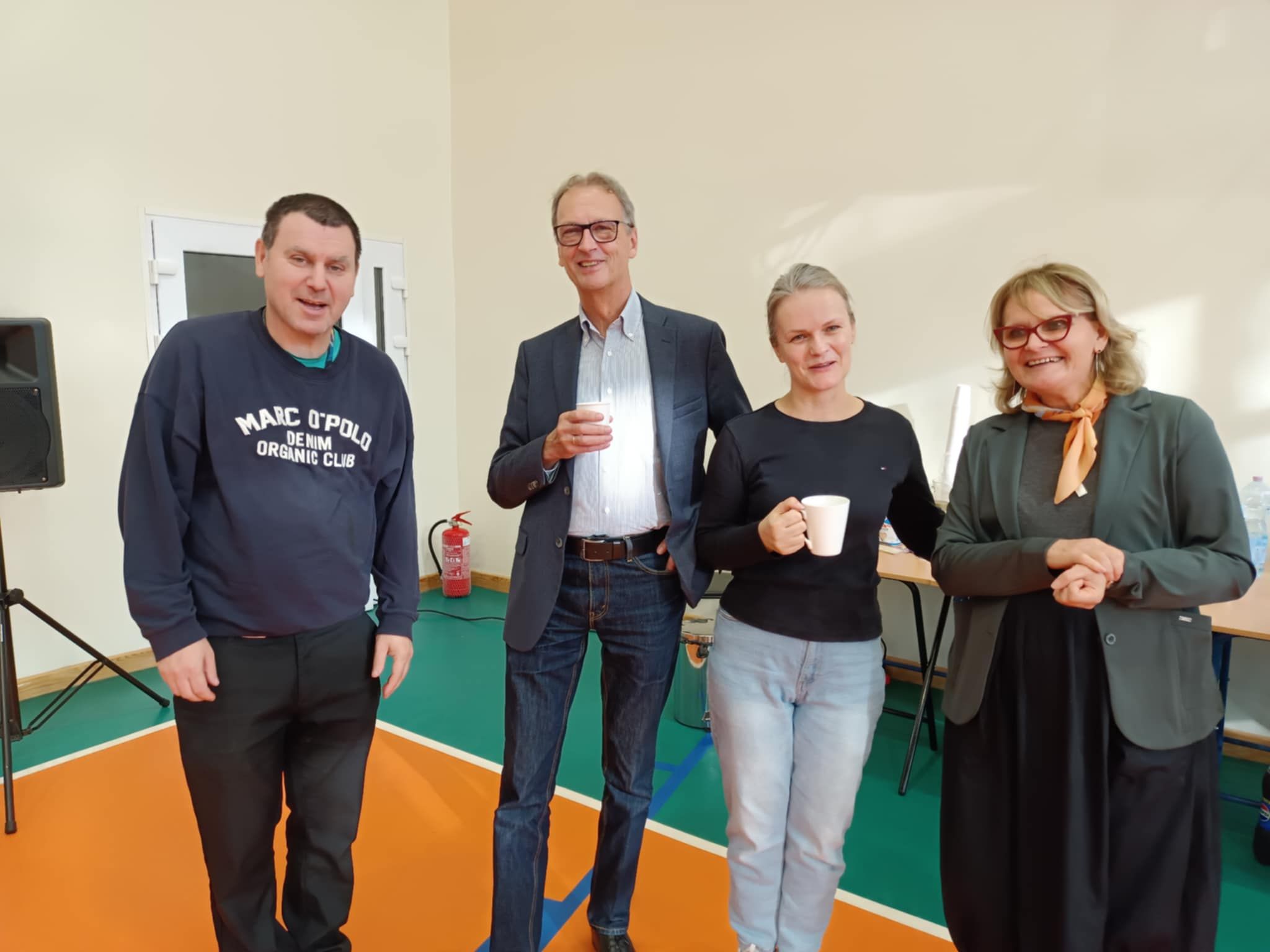 Zdjęcie grupowe nauczycieli z Panem Dyrektorem.